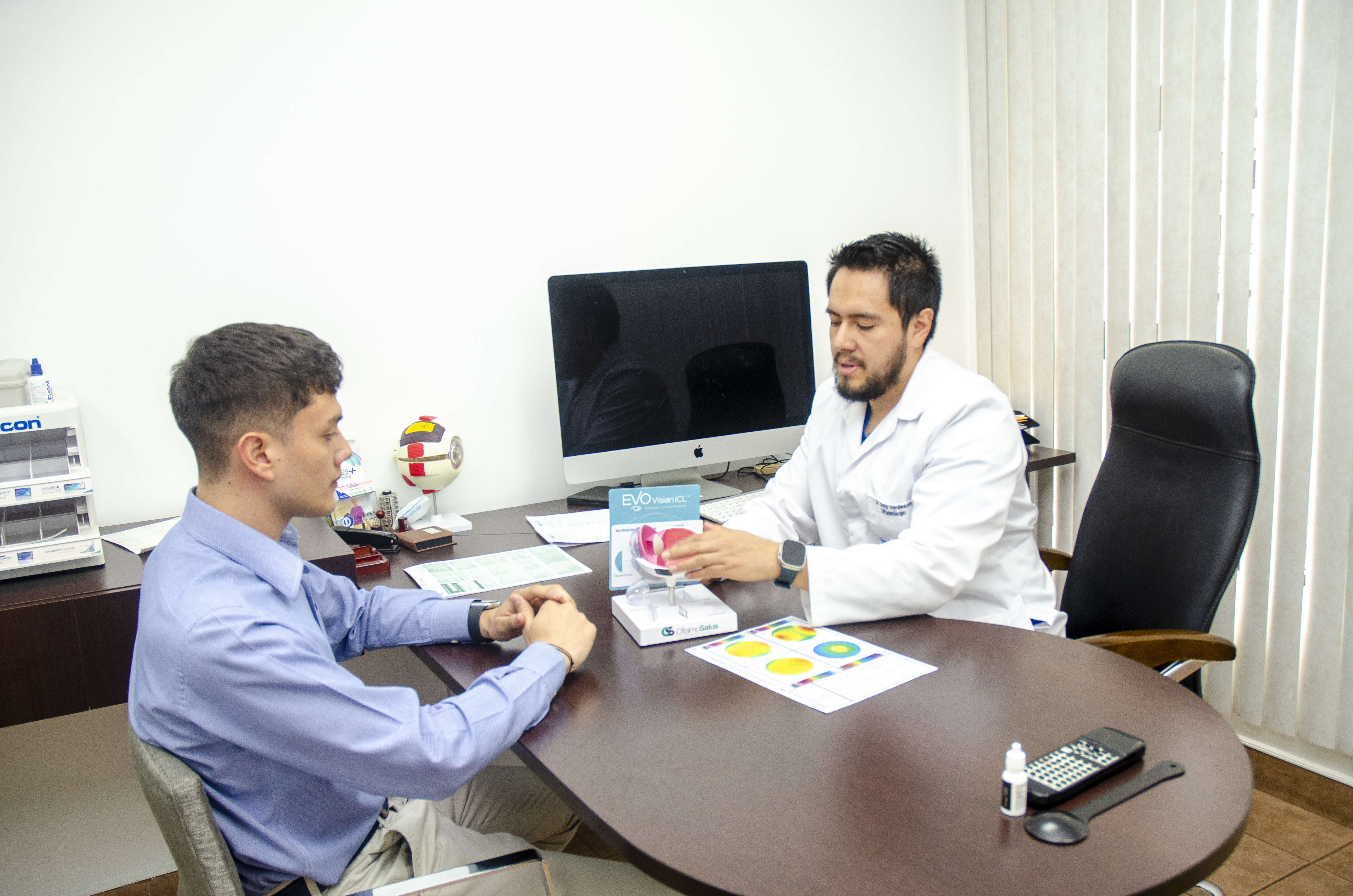 Atención médica y orientación durante una consulta oftalmológica